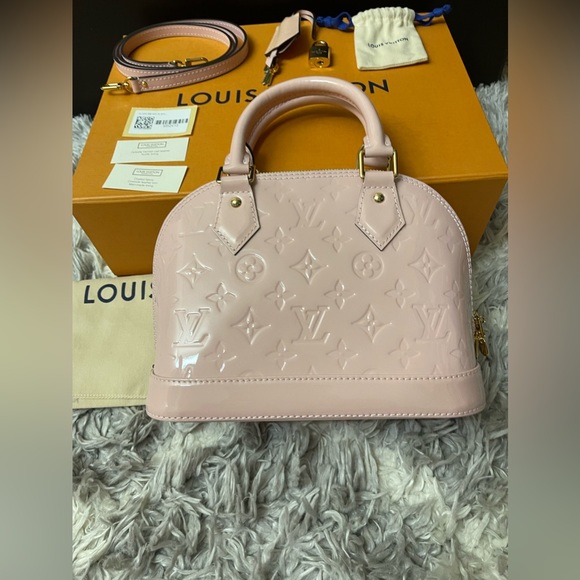 ****** SOLD ****** Louis Vuitton Vernis Rose Ballerine Alma
BB - Picture 3 of 13